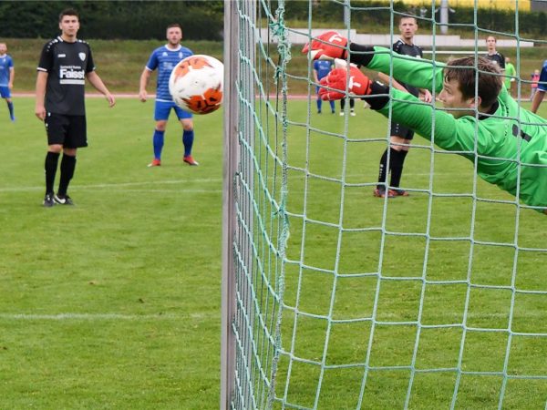 Von der Auswechselbank zum Matchwinner: Ersatztorwart Felix Gaiser (SV Baiersbronn) hält in der Schlussminute der Verlängerung einen Freistoß von Spielertrainer Denis Gonszcz (SG Vöhringen). Bilder: Ulmer