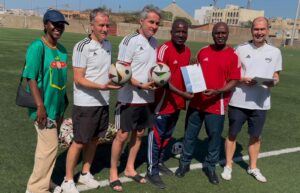 Auf dem Bild (von links): Fatima Hummel (Dolmetscherin), Jens-Peter Schuller (Bindeglied zwischen Verband und Stadt), Headcoach Thomas Gundelsweiler, Omar Diatta (1 von 19 Teilnehmer/innen), Djamil Sané (Bürgermeister Parcelles), Frank Thumm (Hauptgeschäftsführer wfv)