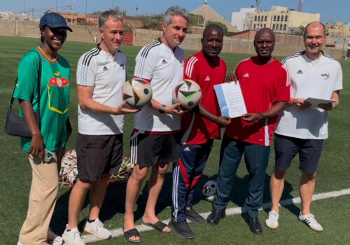 Auf dem Bild (von links): Fatima Hummel (Dolmetscherin), Jens-Peter Schuller (Bindeglied zwischen Verband und Stadt), Headcoach Thomas Gundelsweiler, Omar Diatta (1 von 19 Teilnehmer/innen), Djamil Sané (Bürgermeister Parcelles), Frank Thumm (Hauptgeschäftsführer wfv)