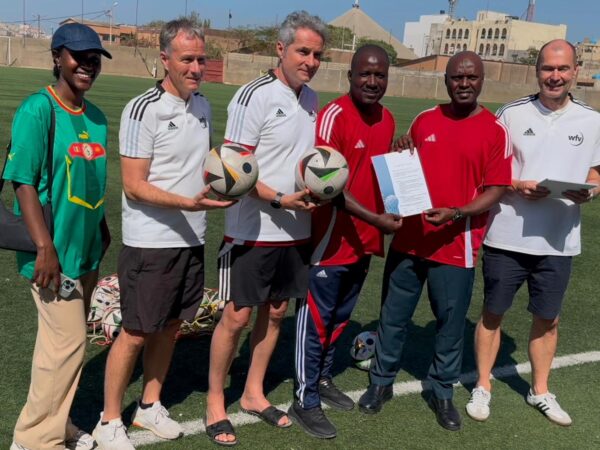 Auf dem Bild (von links): Fatima Hummel (Dolmetscherin), Jens-Peter Schuller (Bindeglied zwischen Verband und Stadt), Headcoach Thomas Gundelsweiler, Omar Diatta (1 von 19 Teilnehmer/innen), Djamil Sané (Bürgermeister Parcelles), Frank Thumm (Hauptgeschäftsführer wfv)